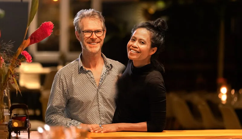 Die Gastgeber Willy Müller und Ayu Saraswati an der Bar