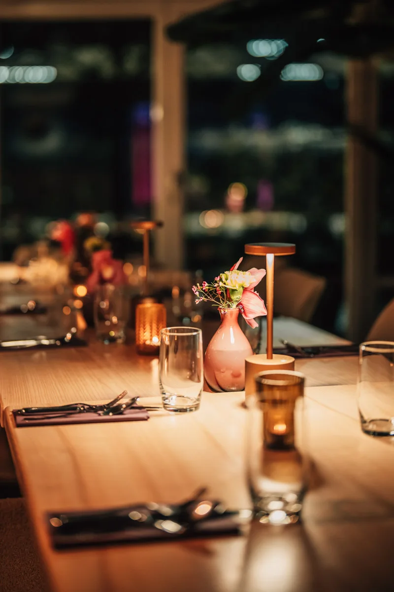 Festlich gedeckter Tisch mit Blumenschmuck im Hot Chilli